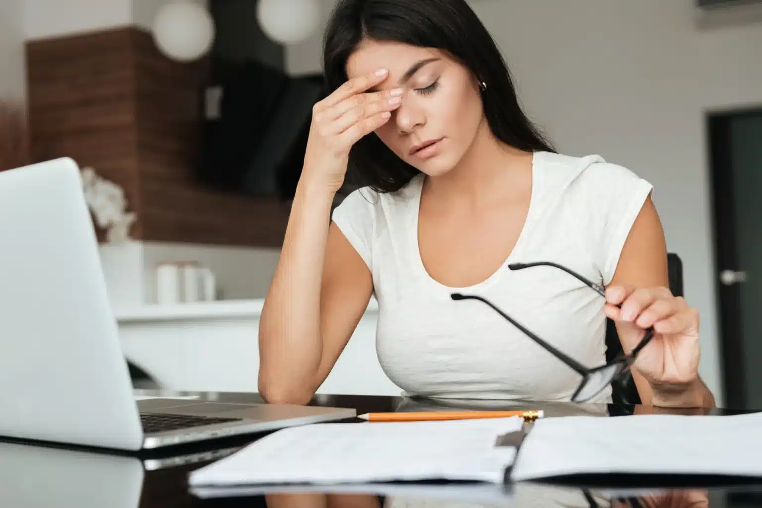 photo of young tired woman analyzing home finances with laptop while suffering eyestra SBI 302895393 1920w photo of young tired woman analyzing home finances with laptop while suffering eyestra SBI 302895393 1920w